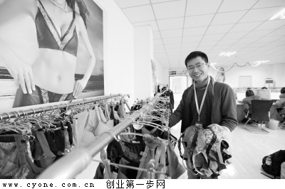 网上文胸销售第一名的刘源浩 记者刘斌 摄