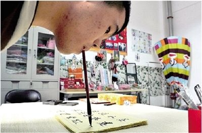 闲下来的时候，吴建平会在自己的创业工作室内练习毛笔字。