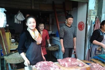 杭州美女卖猪肉获赞“猪肉西施” 出摊前先打扮