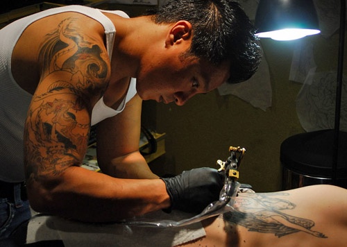 [开纹身店需要多少投资]开纹身店有商机，纹身师最高月赚8万