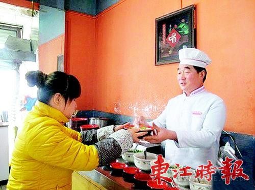 中国好人榜|中国好人周新成：小吃店开了19年 顾客自己付钱找钱