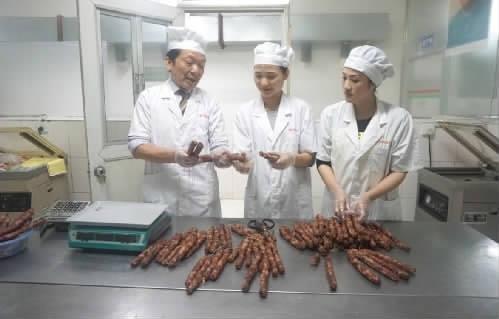 李晶北京台|李晶和罗丹：创业卖香肠和鸡蛋平均每天卖蛋3000枚
