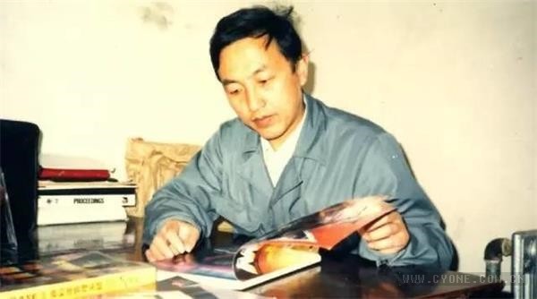 创业比你想象中要惨：刘强东24岁卖盗版碟、马化腾27岁陪聊、马云30岁卖袜子。。。。。。