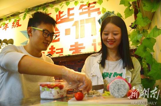[吴宇机场]吴宇和罗一帆：大学生吃货情侣开甜品店月入万元