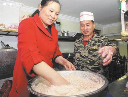 图为：刘涛义务教乡亲们做大嘴鱼丸