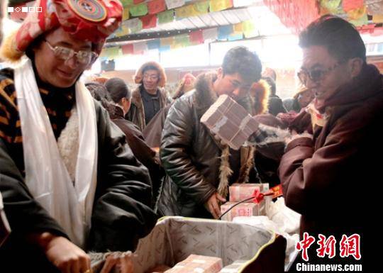 [四川石渠县]四川石渠牧业合作社现场分红250万带动藏区民众增收致富