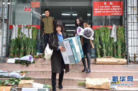     3月18日，陈莹莹（前）和吴佳英在花材市场搬运购买的花材。新华社记者 宋为伟 摄 