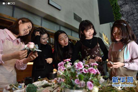     3月16日，陈莹莹（右二）和吴佳英（左二）在指导创业班学员制作花艺。新华社记者 宋为伟 摄 