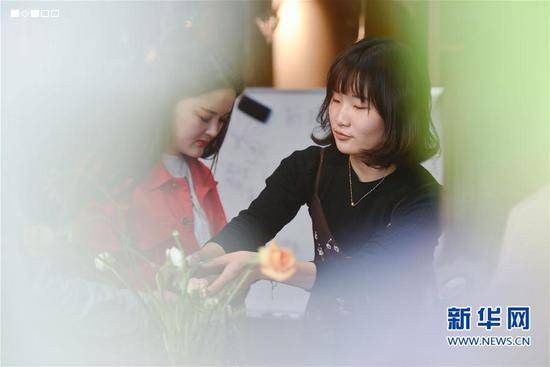 3月16日，陈莹莹在为创业班学员传授花艺制作技艺。新华社记者 宋为伟 摄 